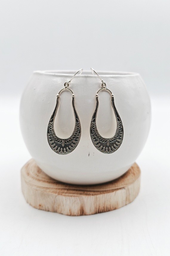 Pendientes étnicos en plata vieja de ley tallados a mano, joya artesanal hecha en India Samarkanda.