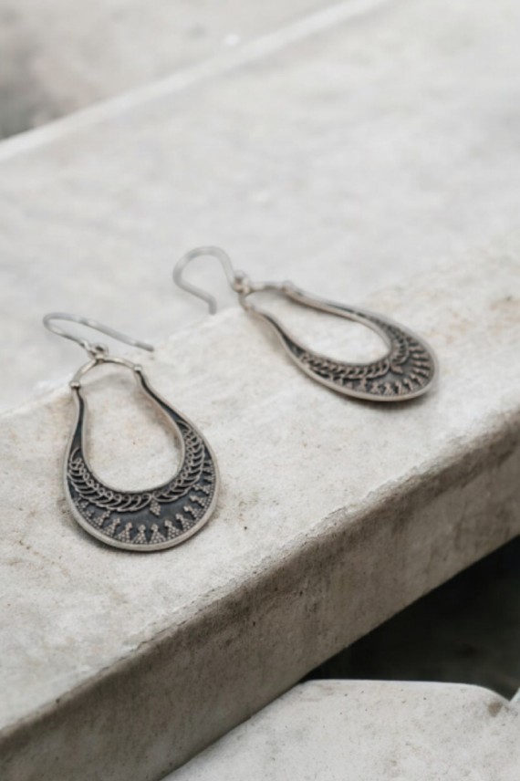 Pendientes étnicos en plata vieja de ley tallados a mano, joya artesanal hecha en India Samarkanda.