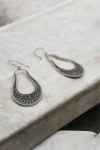 Pendientes étnicos en plata vieja de ley tallados a mano, joya artesanal hecha en India Samarkanda.