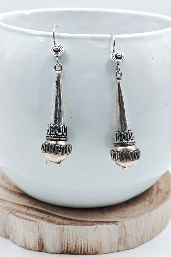 Pendientes cónicos en plata maciza de ley con detalles geométricos étnicos en plata y dorado, joya artesanal Samarkanda.