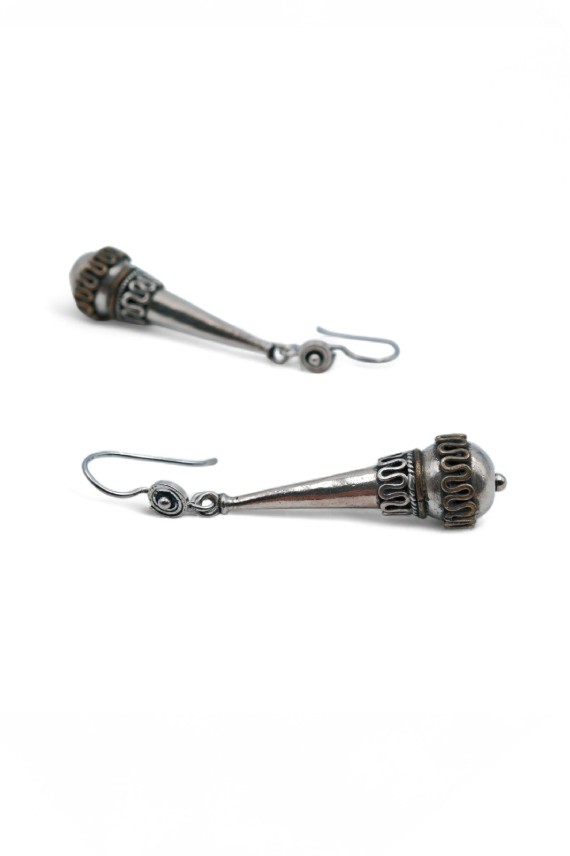 Pendientes cónicos en plata maciza de ley con detalles geométricos étnicos en plata y dorado, joya artesanal Samarkanda.