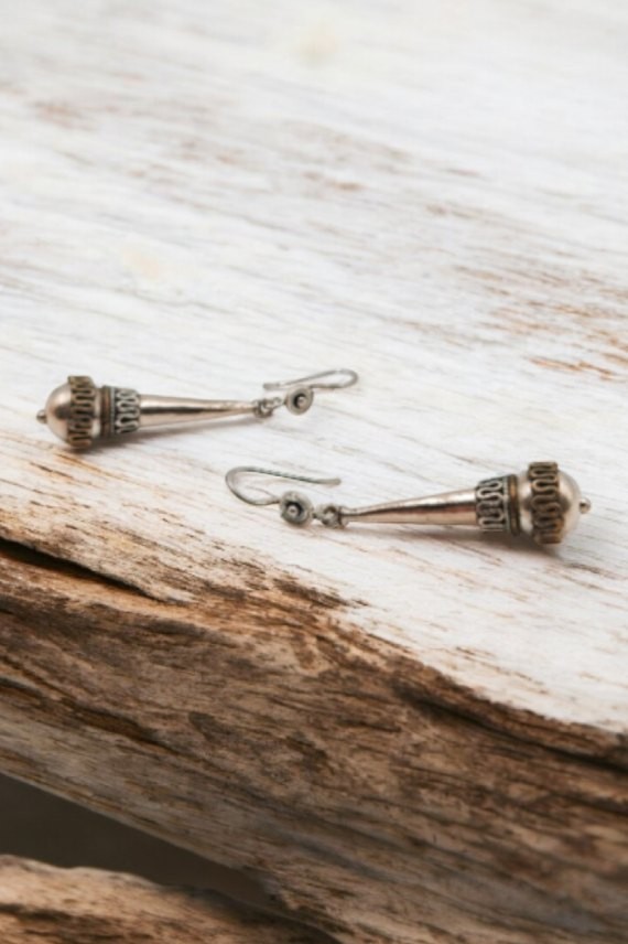 Pendientes cónicos en plata maciza de ley con detalles geométricos étnicos en plata y dorado, joya artesanal Samarkanda.