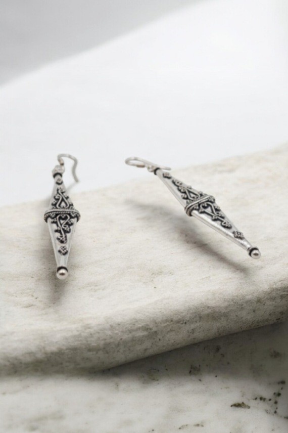 Pendientes cónicos en plata maciza de ley con diseño étnico tallado a mano, joya artesanal Samarkanda.