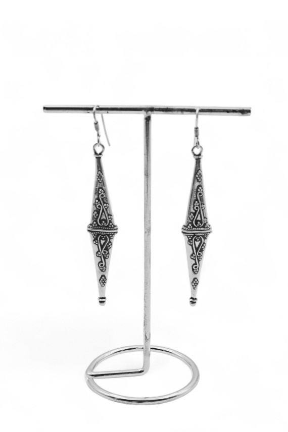 Pendientes cónicos en plata maciza de ley con diseño étnico tallado a mano, joya artesanal Samarkanda.