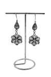 Pendientes de plata de ley vieja con diseño floral y bindi colgante, joya artesanal hecha a mano en India.