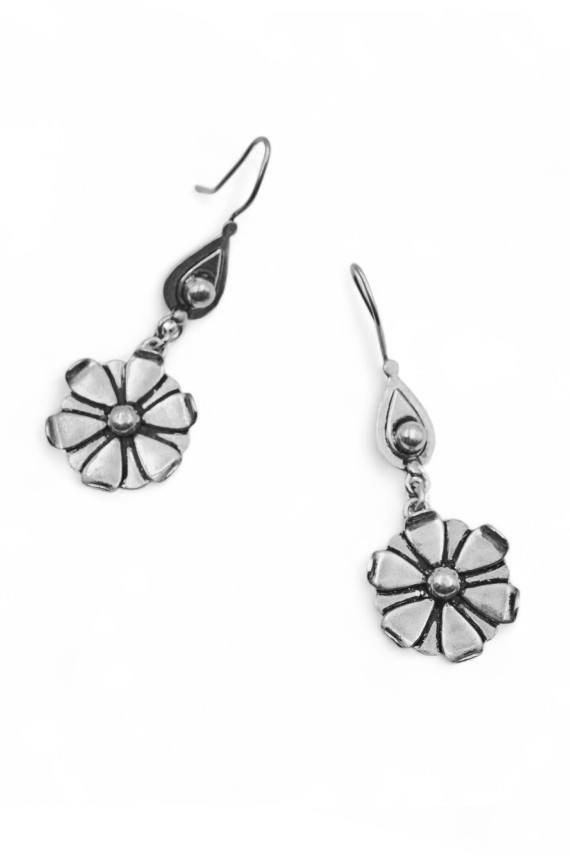 Pendientes de plata de ley vieja con diseño floral y bindi colgante, joya artesanal hecha a mano en India.
