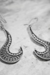 Pendientes de plata de ley vieja con diseño tribal curvo y detalles punteados, joya artesanal hecha a mano en India.