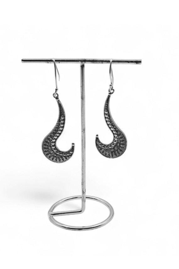 Pendientes de plata de ley vieja con diseño tribal curvo y detalles punteados, joya artesanal hecha a mano en India.
