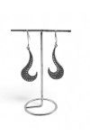 Pendientes de plata de ley vieja con diseño tribal curvo y detalles punteados, joya artesanal hecha a mano en India.