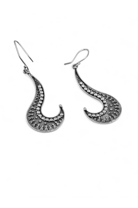Pendientes de plata de ley vieja con diseño tribal curvo y detalles punteados, joya artesanal hecha a mano en India.