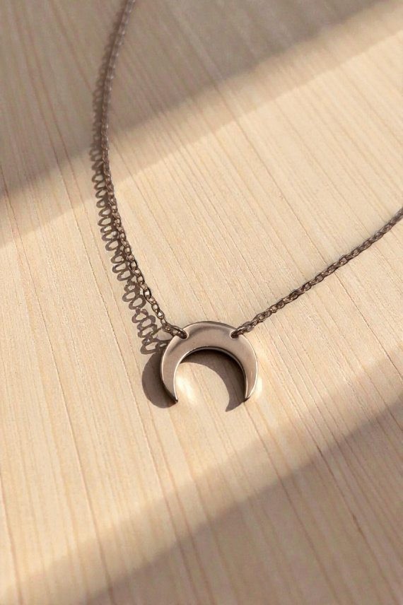 Collar de plata con colgante de luna creciente