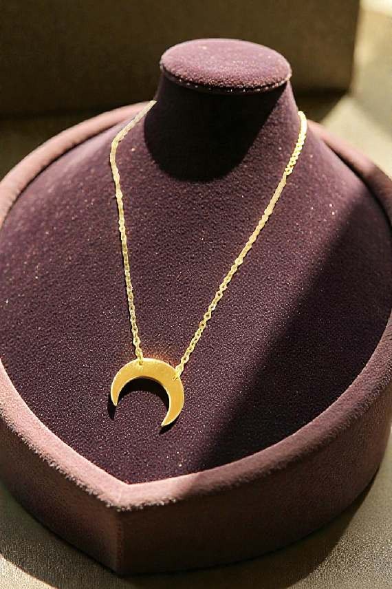 Collar de plata con colgante de luna creciente