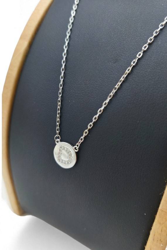Collar de plata con colgante circular e inicial D decorada con detalles brillantes con cadena fina.