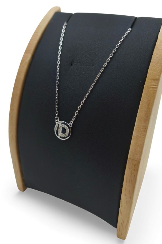 Collar de plata con colgante circular e inicial D decorada con detalles brillantes con cadena fina.