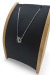 Collar de plata con colgante circular e inicial D decorada con detalles brillantes con cadena fina.