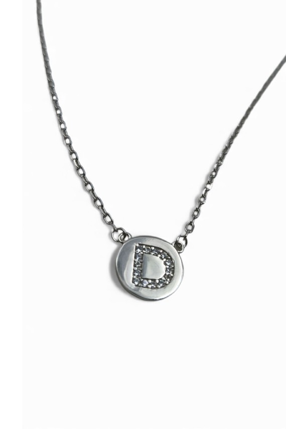 Collar de plata con colgante circular e inicial D decorada con detalles brillantes con cadena fina.