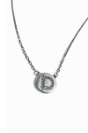 Collar de plata con colgante circular e inicial D decorada con detalles brillantes con cadena fina.