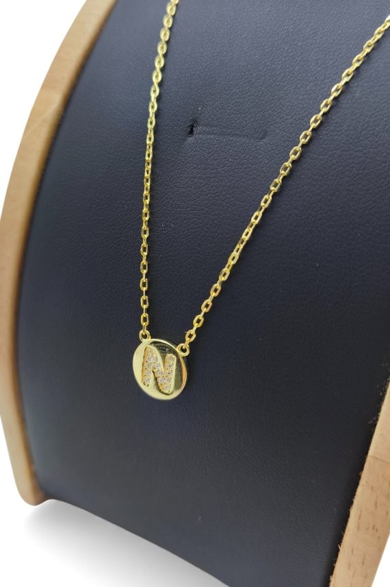 Collar de plata bañada con colgante circular e inicial N decorada con detalles brillantes con cadena fina.