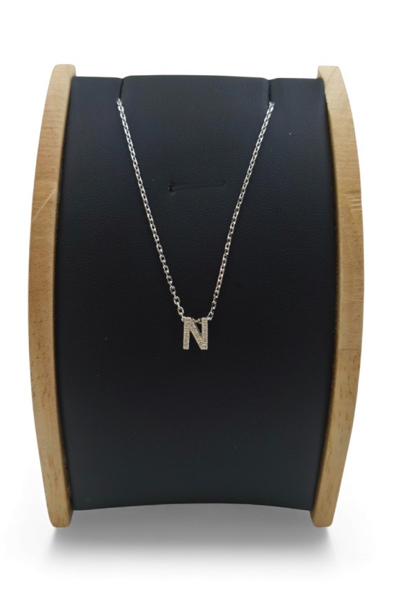 Collar de plata con colgante de inicial N decorada con detalles brillantes; disponible en acabado plateado y dorado.