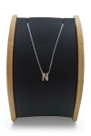 Collar de plata con colgante de inicial N decorada con detalles brillantes; disponible en acabado plateado y dorado.