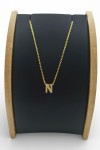 Collar de plata con colgante de inicial N decorada con detalles brillantes; disponible en acabado plateado y dorado.