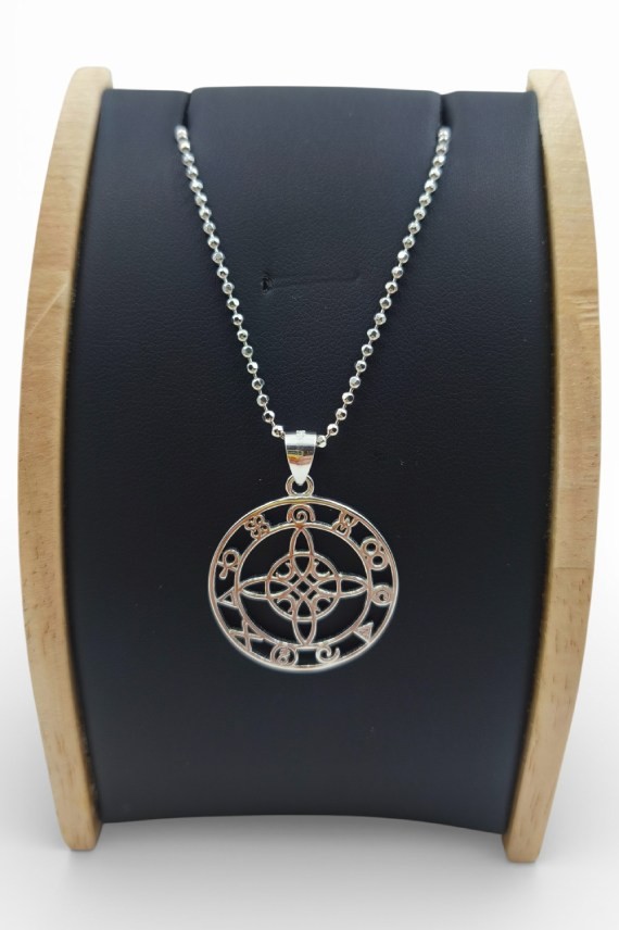 Colgante circular plateado con símbolo celta calado con cadena de bolitas.