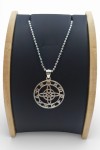 Colgante circular plateado con símbolo celta calado con cadena de bolitas.