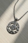 Colgante circular plateado con símbolo celta calado con cadena de bolitas.
