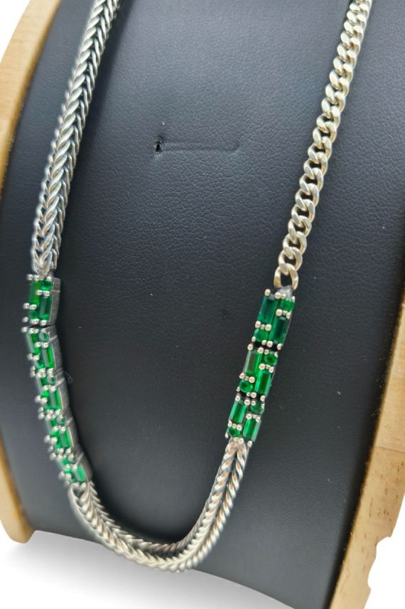 Collar de cadena plateada con cuentas verdes decorativas