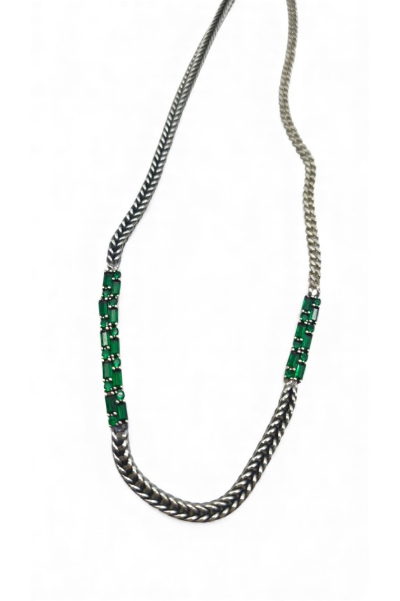 Collar de cadena plateada con cuentas verdes decorativas