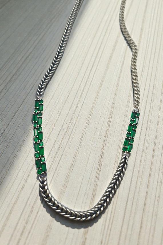 Collar de cadena plateada con cuentas verdes decorativas