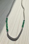 Collar de cadena plateada con cuentas verdes decorativas