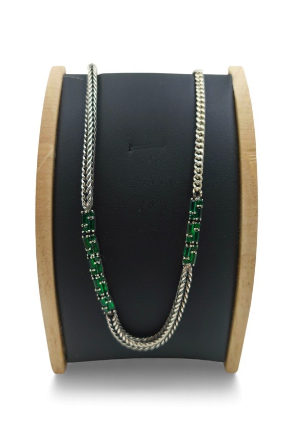 Collar de cadena plateada con cuentas verdes decorativas