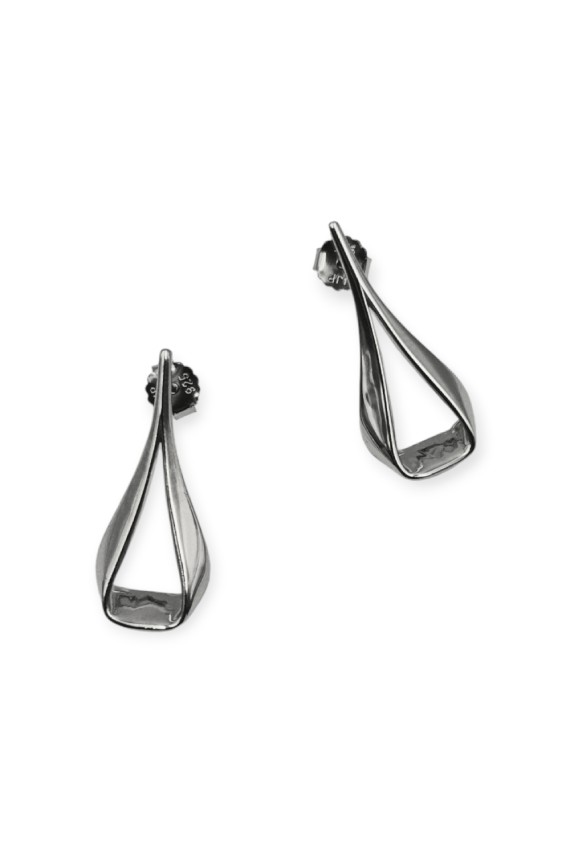 Pendientes de plata de ley 925 con diseño bohemio disponibles en acabado plateado y dorado, hechos a mano en India.