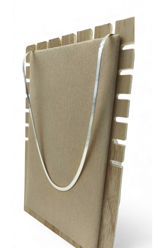 Collar de plata tipo cadena serpiente, destacando su diseño liso y su acabado pulido.