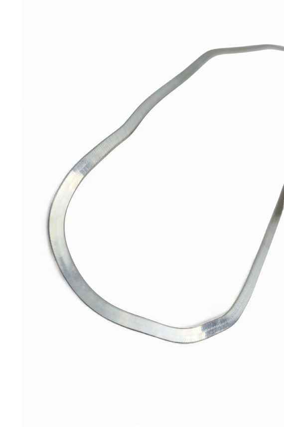 Collar de plata tipo cadena serpiente, destacando su diseño liso y su acabado pulido.