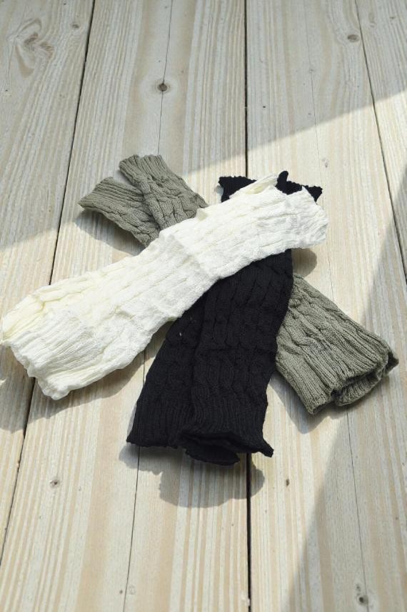 Calentadores de punto en tonos blanco, gris y negro