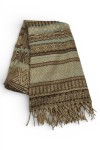 Pashmina de tejido suave con diseño geométrico y flecos, disponible en dos combinaciones de color.