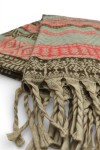 Pashmina de tejido suave con diseño geométrico y flecos, disponible en dos combinaciones de color.