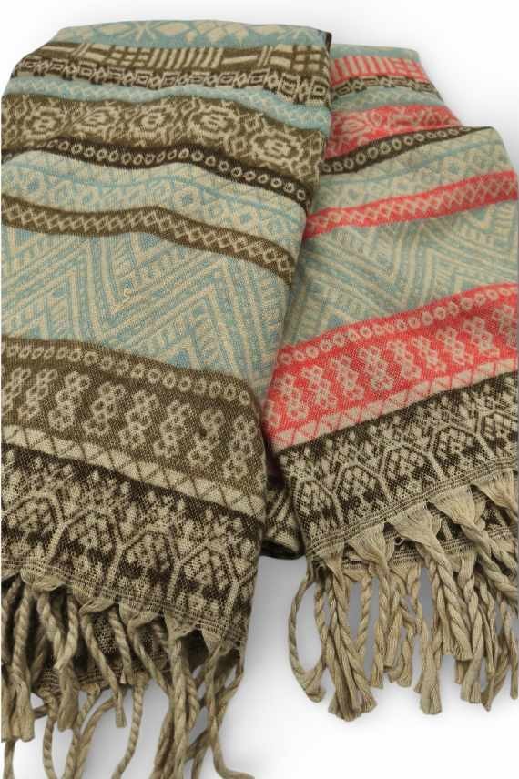 Pashmina de tejido suave con diseño geométrico y flecos, disponible en dos combinaciones de color.