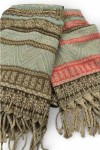 Pashmina de tejido suave con diseño geométrico y flecos, disponible en dos combinaciones de color.