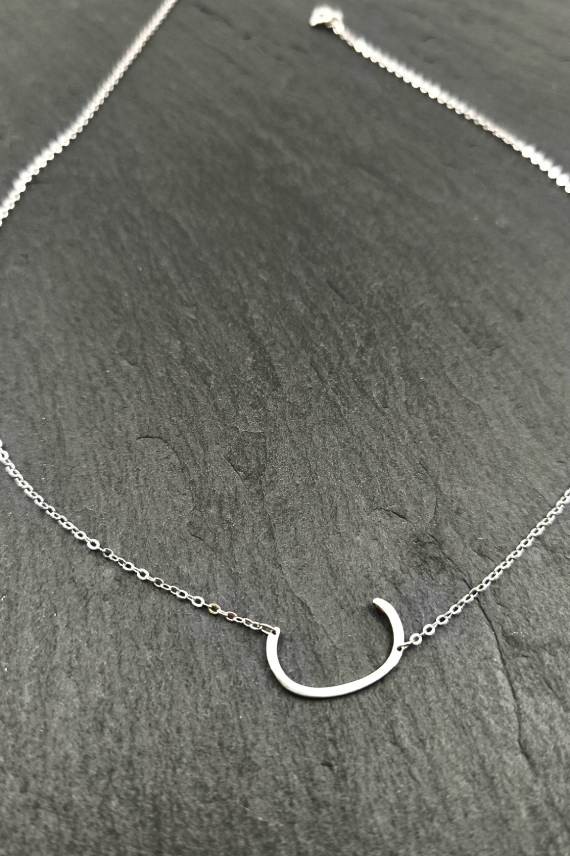 Collar de plata de ley con colgante de media luna minimalista, joya artesanal Samarkanda.