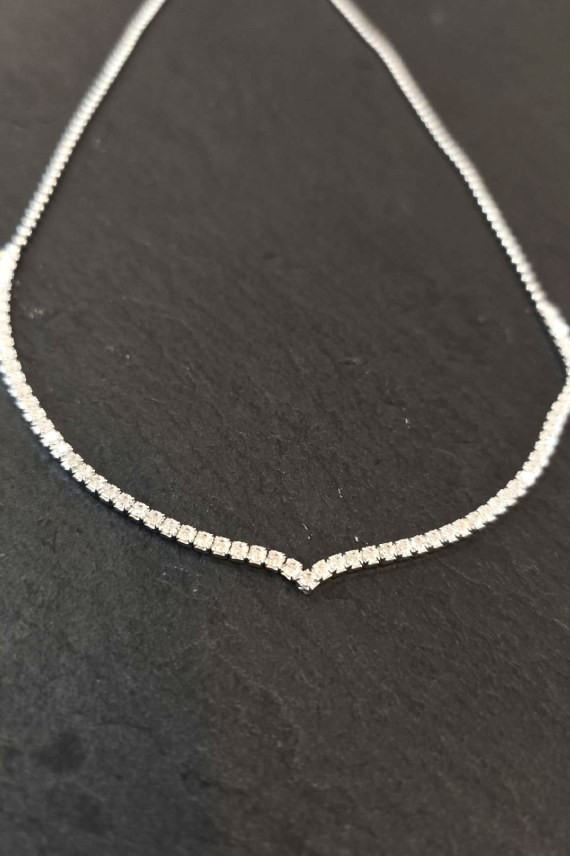 Collar fino plateado con circonitas brillantes y diseño en forma de V