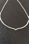 Collar fino plateado con circonitas brillantes y diseño en forma de V