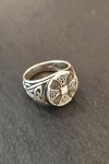 Anillo de plata con cruz celta en relieve y acabado envejecido, destacando sus grabados y diseño artesanal.