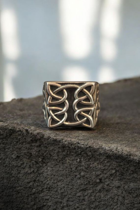 Anillo de plata de ley unisex con nudo celta en relieve y acabado envejecido, joya artesanal Samarkanda.