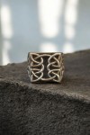 Anillo de plata de ley unisex con nudo celta en relieve y acabado envejecido, joya artesanal Samarkanda.