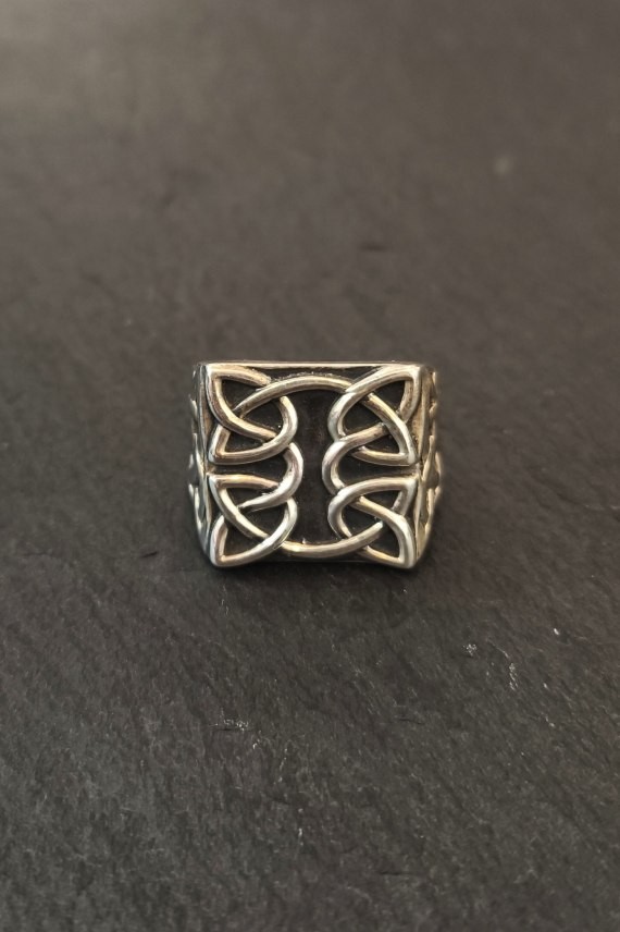 Anillo ancho plateado con diseño de nudo celta en relieve. Disponible en Samarkanda
