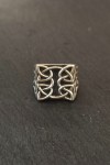 Anillo ancho plateado con diseño de nudo celta en relieve. Disponible en Samarkanda