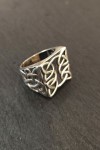 Anillo ancho plateado con diseño de nudo celta en relieve. Disponible en Samarkanda